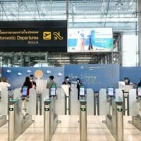Thailand hat seine Flughafensicherheit überarbeitet und strengere Regeln für die Mitnahme von Flüssigkeiten, Gelen und Aerosolen (LGAs) im Handgepäck eingeführt. Laut der thailändischen Zivilluftfahrtbehörde (CAAT) sollen die neuen Bestimmungen ab Dienstag, dem 22. April, die Sicherheit erhöhen.