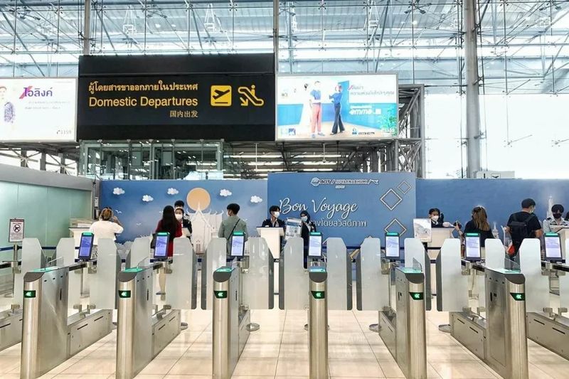 Thailand hat seine Flughafensicherheit überarbeitet und strengere Regeln für die Mitnahme von Flüssigkeiten, Gelen und Aerosolen (LGAs) im Handgepäck eingeführt. Laut der thailändischen Zivilluftfahrtbehörde (CAAT) sollen die neuen Bestimmungen ab Dienstag, dem 22. April, die Sicherheit erhöhen.