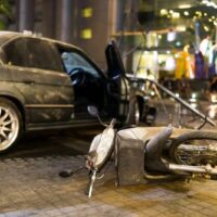 Ein aktueller Bericht der Weltgesundheitsorganisation (WHO) und von Statista stuft Thailand als eines der Länder mit der höchsten Zahl an Verkehrstoten ein. Die Todesrate liegt bei erschreckend hohen 25,4 pro 100.000 Einwohner pro Jahr. Damit liegt Thailand deutlich über dem weltweiten Durchschnitt und liegt in Bezug auf die Verkehrstotenrate auf einer Stufe mit Ländern wie Guinea, Libyen und Kenia.