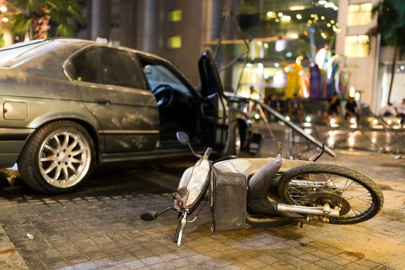 Ein aktueller Bericht der Weltgesundheitsorganisation (WHO) und von Statista stuft Thailand als eines der Länder mit der höchsten Zahl an Verkehrstoten ein. Die Todesrate liegt bei erschreckend hohen 25,4 pro 100.000 Einwohner pro Jahr. Damit liegt Thailand deutlich über dem weltweiten Durchschnitt und liegt in Bezug auf die Verkehrstotenrate auf einer Stufe mit Ländern wie Guinea, Libyen und Kenia.