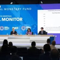 Der IWF äußert sich besorgt über die Staatsverschuldung Thailands, die den ASEAN-Durchschnitt von 60 % des Bruttoinlandsprodukts (BIP) übersteigt, und empfiehlt eine vorsichtige Haushaltsführung.