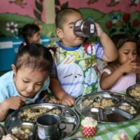 UNICEF Thailand hat als Reaktion auf die wachsende Fettleibigkeitskrise bei Kindern, die die Gesundheitsaussichten des Landes zu gefährden droht, eine dringende Kampagne namens Kin Rai Dee gestartet. Diese Initiative richtet sich an die Generation Z und junge Eltern und fördert eine bessere Ernährungsweise angesichts des beunruhigenden Trends steigender Fettleibigkeitsraten. Besorgniserregend ist, dass die Übergewichts- und Fettleibigkeitsraten bei Kindern in Thailand im letzten Vierteljahrhundert sprunghaft angestiegen sind.