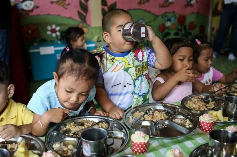 UNICEF Thailand hat als Reaktion auf die wachsende Fettleibigkeitskrise bei Kindern, die die Gesundheitsaussichten des Landes zu gefährden droht, eine dringende Kampagne namens Kin Rai Dee gestartet.Diese Initiative richtet sich an die Generation Z und junge Eltern und fördert eine bessere Ernährungsweise angesichts des beunruhigenden Trends steigender Fettleibigkeitsraten. Besorgniserregend ist, dass die Übergewichts- und Fettleibigkeitsraten bei Kindern in Thailand im letzten Vierteljahrhundert sprunghaft angestiegen sind.