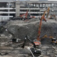 Während Ermittler den tödlichen Einsturz des im Bau befindlichen Hauptsitzes des staatlichen Rechnungshofs bei dem Erdbeben vom 28. März untersuchen, haben die Bangkoker dem Projekt einen neuen Spitznamen gegeben: „Tofu-Abschaum-Gebäude“. Im Mittelpunkt der Untersuchung stehen chinesische Baumaterialien sowie Änderungen am Entwurf, um die Gründe für den Einsturz des 30-stöckigen Gebäudes zu ermitteln.