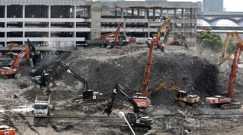 Während Ermittler den tödlichen Einsturz des im Bau befindlichen Hauptsitzes des staatlichen Rechnungshofs bei dem Erdbeben vom 28. März untersuchen, haben die Bangkoker dem Projekt einen neuen Spitznamen gegeben: „Tofu-Abschaum-Gebäude“.Im Mittelpunkt der Untersuchung stehen chinesische Baumaterialien sowie Änderungen am Entwurf, um die Gründe für den Einsturz des 30-stöckigen Gebäudes zu ermitteln.