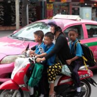 Die thailändische Polizei geht mit scharfer Munition gegen Motorradfahrer vor, die keinen Helm tragen. Die Strafe: 2.000 Baht Bußgeld, und doppelt so viel bei Wiederholungstätern. Ab dem 1. Juni wird die Polizei die Pflicht zum Tragen von Sturzhelmen für Motorradfahrer und Beifahrer durchsetzen.