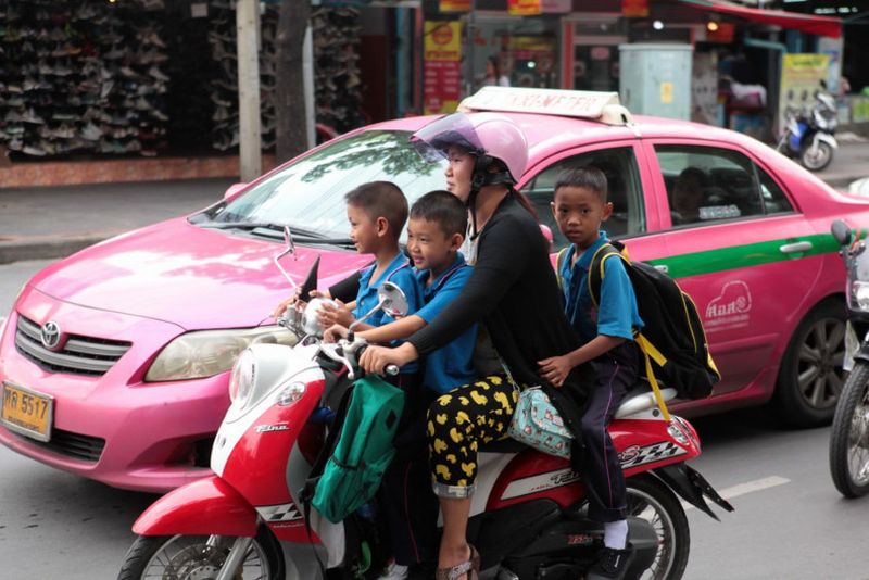 Die thailändische Polizei geht mit scharfer Munition gegen Motorradfahrer vor, die keinen Helm tragen. Die Strafe: 2.000 Baht Bußgeld, und doppelt so viel bei Wiederholungstätern.Ab dem 1. Juni wird die Polizei die Pflicht zum Tragen von Sturzhelmen für Motorradfahrer und Beifahrer durchsetzen.