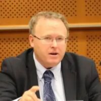 Ein amerikanischer Akademiker, der derzeit nicht nach Abschnitt 112 des Strafgesetzbuches oder dem Gesetz zur Majestätsbeleidigung strafrechtlich verfolgt wird, hat seinen Job an der Naresuan-Universität verloren, nachdem die Einwanderungspolizei auch seinen Pass beschlagnahmt hatte, berichtete die Zeitung Naewna heute Morgen (3. Mai).