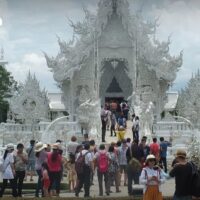 Beamte schlagen erhebliche Haushaltsspritzen vor, um die Zahl der internationalen Ankünfte, insbesondere aus China, nach einem Einbruch Anfang 2025 wieder anzukurbeln Die thailändischen Tourismusbehörden drängen die Regierung, einer Finanzspritze von 3,5 Milliarden Baht zuzustimmen, um den Inlands- und Auslandstourismus energisch anzukurbeln.