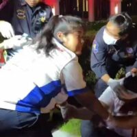 Gestern Abend, am 18. Mai, schlug ein männlicher Motorradtaxifahrer, der über eine App gebucht wurde, wiederholt auf einen Inder vor einem Hotel in Pattaya ein. Angeblich soll ihn der Passagier während der Fahrt begrapscht haben.