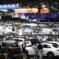 Die Konjunktursignale Thailands blieben im April positiv. Auch die Automobilindustrie zeigte Anzeichen einer Verbesserung, da die Zahl der Neuzulassungen von Personenkraftwagen im Inland zum ersten Mal seit 15 Monaten anstieg.