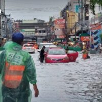 Die Wetterdienstbehörde hat eine Warnung an die Einwohner Bangkoks herausgegeben, sich auf stärkere Regenfälle als gestern vorzubereiten. Es werden Schauer erwartet, die rund 80 Prozent der Stadt bedecken werden. Auch im Norden und Nordosten werden Gewitter erwartet, die die meisten Gebiete in diesen Regionen betreffen werden.
