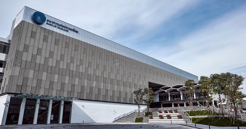 In einem energischen Schritt entschied sich der geldpolitische Ausschuss der Bank von Thailand für eine Senkung des Leitzinses um 25 Basispunkte auf nunmehr 1,75 Prozent.Diese Entscheidung, die vom Ausschusssekretär Sakkapop Panyanukul angekündigt wurde, steht im Einklang mit der Notwendigkeit, eine düstere Wirtschaftsprognose zu bewältigen und sich an die zunehmenden globalen Wirtschaftsrisiken anzupassen.