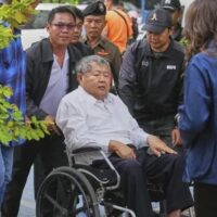 Der Chef der Italian-Thai Development Plc, Premchai Karnasuta, ist einer von 17 Personen, denen kriminelle Fahrlässigkeit im Zusammenhang mit dem Einsturz des Gebäudes der staatlichen Revision vorgeworfen wird. Alle streiten die Vorwürfe ab. Ein Baumagnat, Bauarbeiter, Designer und Ingenieure stellten sich gestern (16. Mai) der Polizei. Ihnen wird berufliche Fahrlässigkeit vorgeworfen.