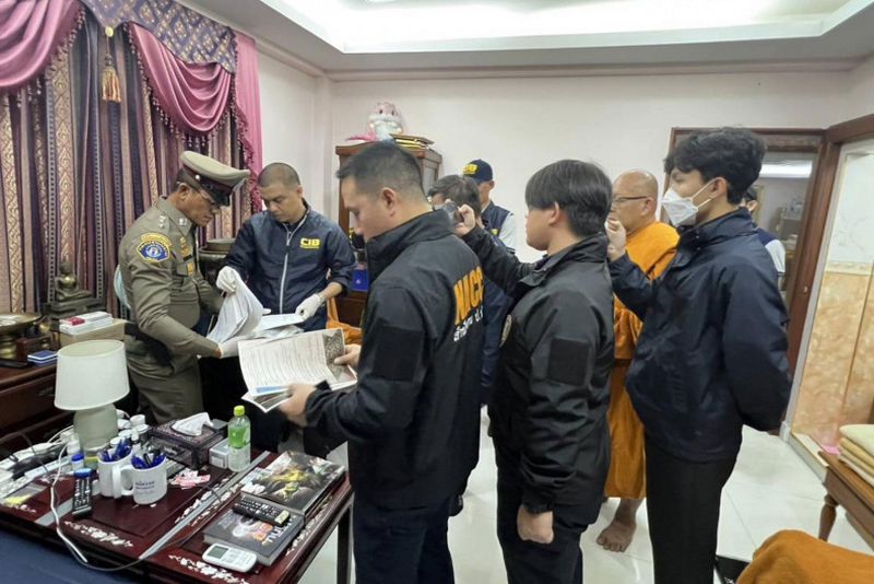 Beamte des Zentralen Ermittlungsbüros, der Antikorruptionskommission des öffentlichen Sektors und der Nationalen Antikorruptionskommission durchsuchen am 16. Mai Wat Rai Khing in der Provinz Nakhon Pathom auf der Suche nach Beweisen für Online-Glücksspiel Websites.