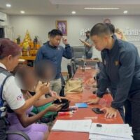 Gestern Abend wurde am Strand von Pattaya eine gemeinsame Operation mit über 50 Beamten verschiedener Behörden durchgeführt. Ziel war ein gezieltes Vorgehen gegen Ausländer, die angeblich Touristen zur Prostitution anwerben. Der Name lautete „Operation Coconut Ghosts“.