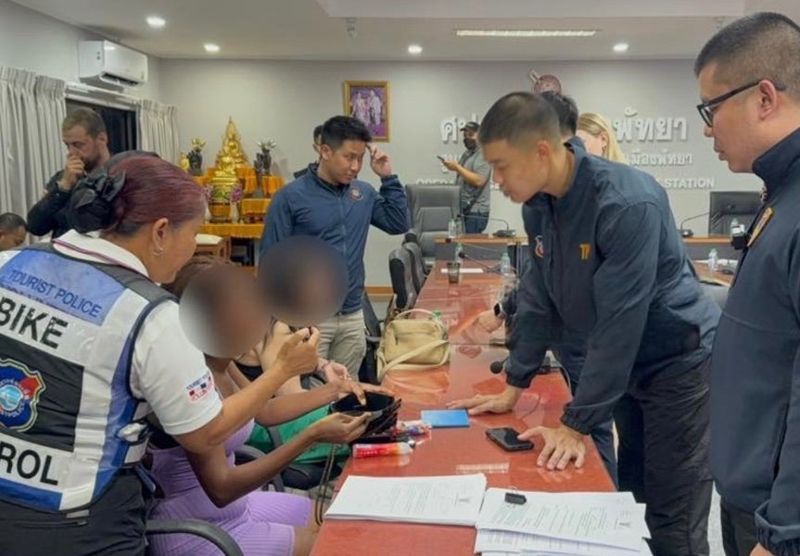 Gestern Abend wurde am Strand von Pattaya eine gemeinsame Operation mit über 50 Beamten verschiedener Behörden durchgeführt. Ziel war ein gezieltes Vorgehen gegen Ausländer, die angeblich Touristen zur Prostitution anwerben. Der Name lautete „Operation Coconut Ghosts“.