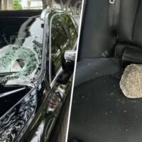 Die thailändische Autobahnbehörde (EXAT) stellte heute (2. Mai) klar, dass ein betonblockähnlicher Gegenstand, der von einer Fußgängerbrücke auf der Bangna-Trad-Straße fiel und die Windschutzscheibe einer Limousine zertrümmerte, nicht durch Absplitterungen an der Struktur verursacht wurde, berichtete Amarin TV.