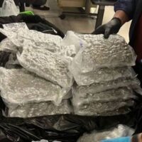 Britische Touristen, die eine Reise nach Thailand planen, sehen sich einer neuen, alarmierenden Bedrohung gegenüber: Kriminelle Banden versuchen, sie unter dem Vorwand, Luxusurlaube anzubieten, als Drogenkuriere zu rekrutieren. Aktuelle Geheimdienstinformationen deuten darauf hin, dass diese Banden zunehmend aktiv werden und für ahnungslose Reisende erhebliche Risiken darstellen.