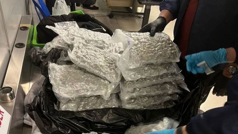 Britische Touristen, die eine Reise nach Thailand planen, sehen sich einer neuen, alarmierenden Bedrohung gegenüber: Kriminelle Banden versuchen, sie unter dem Vorwand, Luxusurlaube anzubieten, als Drogenkuriere zu rekrutieren. Aktuelle Geheimdienstinformationen deuten darauf hin, dass diese Banden zunehmend aktiv werden und für ahnungslose Reisende erhebliche Risiken darstellen.