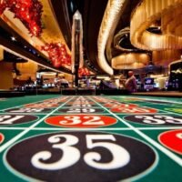 Thailands geplanter Unterhaltungskomplex mit exklusiven Spielstätten stößt hinsichtlich seines Potenzials zur Förderung des Tourismus auf Skepsis. Der Plan der Regierung von Paetongtarn scheint wackelig, da der Fokus auf der Anziehung ausschließlich der Superreichen Zweifel an seiner Machbarkeit aufkommen lässt.