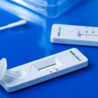 Das Department of Disease Control (DDC) weist eindringlich auf die dominante Präsenz der Omicron-Variante, insbesondere JN.1, hin, die die Pandemiewelle antreibt. Mit diesem jüngsten Anstieg schnellt die Gesamtzahl der Fälle in diesem Jahr auf 211.717 hoch, begleitet von 51 Todesfällen, was einen deutlichen Anstieg gegenüber dem Vorjahr darstellt.