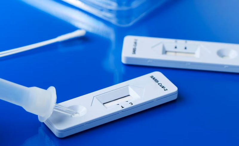 Das Department of Disease Control (DDC) weist eindringlich auf die dominante Präsenz der Omicron-Variante, insbesondere JN.1, hin, die die Pandemiewelle antreibt. Mit diesem jüngsten Anstieg schnellt die Gesamtzahl der Fälle in diesem Jahr auf 211.717 hoch, begleitet von 51 Todesfällen, was einen deutlichen Anstieg gegenüber dem Vorjahr darstellt.