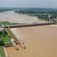 Der Chao-Phraya Staudamm in Chai Nat erhöhte gestern vor Mittag seinen Wasserdurchfluss auf 1.000 Kubikmeter pro Sekunde. Der Wasserstand flussabwärts stieg dadurch aufgrund anhaltender Regenfälle im oberen Becken um etwa 0,6 bis 1,7 Meter. In Bangkok herrscht erhöhte Alarmbereitschaft wegen möglicher Überschwemmungen, da der hohe Meeresspiegel die tiefer gelegenen Gebiete entlang des Chao Phraya bis Sonntag bedroht.