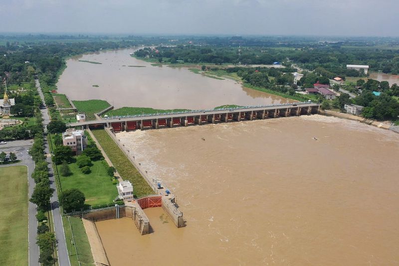 Der Chao-Phraya Staudamm in Chai Nat erhöhte gestern vor Mittag seinen Wasserdurchfluss auf 1.000 Kubikmeter pro Sekunde. Der Wasserstand flussabwärts stieg dadurch aufgrund anhaltender Regenfälle im oberen Becken um etwa 0,6 bis 1,7 Meter.In Bangkok herrscht erhöhte Alarmbereitschaft wegen möglicher Überschwemmungen, da der hohe Meeresspiegel die tiefer gelegenen Gebiete entlang des Chao Phraya bis Sonntag bedroht.