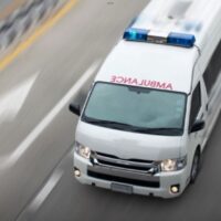 Autofahrer in Thailand werden gewarnt, dass das Missachten der Vorfahrt gegenüber Einsatzfahrzeugen schwerwiegende rechtliche Konsequenzen nach sich ziehen kann, darunter die Möglichkeit einer Anklage wegen Totschlags oder vorsätzlicher Tötung. Gemäß dem Land Traffic Act BE 2522 (1979), Abschnitte 76 und 148, sind Fahrer gesetzlich verpflichtet, Einsatzfahrzeugen mit blinkenden Lichtern oder Sirenen Platz zu machen.