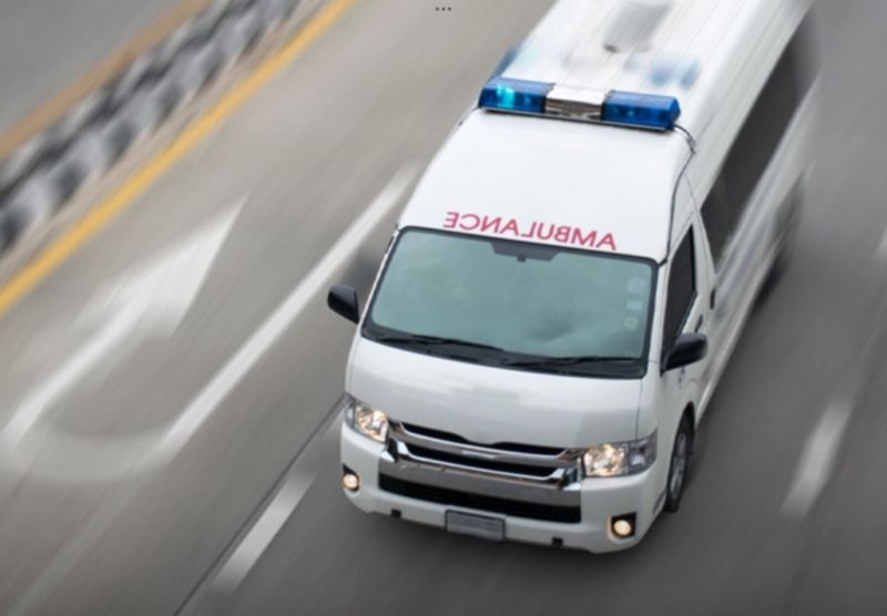Autofahrer in Thailand werden gewarnt, dass das Missachten der Vorfahrt gegenüber Einsatzfahrzeugen schwerwiegende rechtliche Konsequenzen nach sich ziehen kann, darunter die Möglichkeit einer Anklage wegen Totschlags oder vorsätzlicher Tötung.Gemäß dem Land Traffic Act BE 2522 (1979), Abschnitte 76 und 148, sind Fahrer gesetzlich verpflichtet, Einsatzfahrzeugen mit blinkenden Lichtern oder Sirenen Platz zu machen.