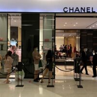 Der thailändische Luxuseinzelhandelsmarkt wird auf 4,4 Milliarden US-Dollar geschätzt und soll bis 2028 jährlich um etwa 5 % wachsen. Laut dem Immobilienberater CBRE Thailand würde das Land damit im Luxuseinzelhandel in Südostasien an die Spitze und im asiatisch-pazifischen Raum an siebter Stelle stehen.