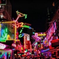 Versteckt zwischen Sukhumvit Soi 21 und 23, nur einen kurzen Spaziergang von den BTS- und MRT-Stationen Asok und Sukhumvit entfernt, liegt eines der bekanntesten Ziele des Nachtlebens in Bangkok: Soi Cowboy. Mit seinem Neonlicht, der pulsierenden Energie und mehr als 40 Bars in einer einzigen Straße ist Soi Cowboy zu einem Muss für neugierige Reisende und Nachtschwärmer geworden.