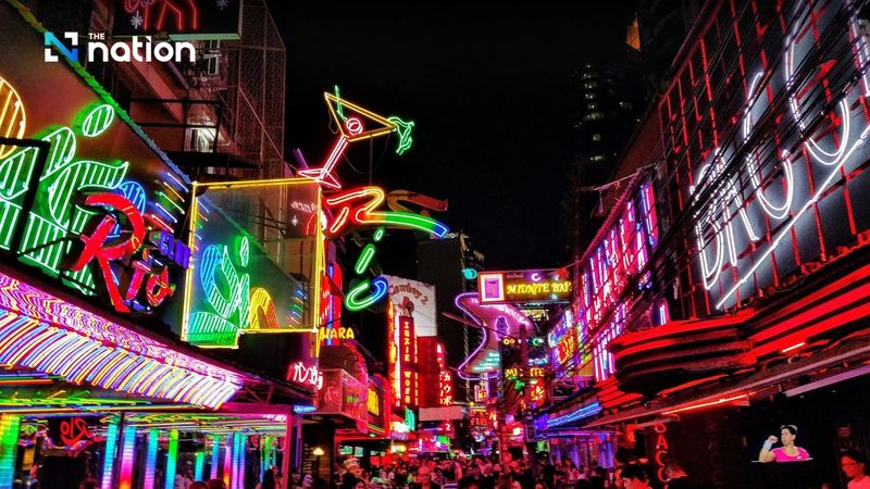 Versteckt zwischen Sukhumvit Soi 21 und 23, nur einen kurzen Spaziergang von den BTS- und MRT-Stationen Asok und Sukhumvit entfernt, liegt eines der bekanntesten Ziele des Nachtlebens in Bangkok: Soi Cowboy.Mit seinem Neonlicht, der pulsierenden Energie und mehr als 40 Bars in einer einzigen Straße ist Soi Cowboy zu einem Muss für neugierige Reisende und Nachtschwärmer geworden.