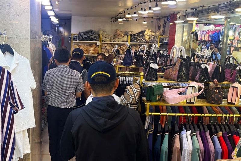 Die Polizei durchsuchte am Sonntag ein Geschäft mit gefälschten Waren in einem Einkaufszentrum im Bangkoker Stadtteil Ratchathewi. Die Polizei hat einen Chinesen wegen des Verkaufs gefälschter Markenprodukte festgenommen und mehr als 27.000 geschmuggelte Artikel aus einem Geschäft in einem Einkaufszentrum in Bangkok beschlagnahmt.