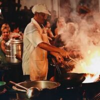 Restaurantbesitzer kämpfen angesichts sinkender Inlandsausgaben und eines starken Rückgangs chinesischer Touristen ums Überleben. Thailands wirtschaftliche Erholung wirkt schleppend und unsicher. Angesichts sinkender Kaufkraft der Verbraucher und steigender Kosten bereiten sich viele Lebensmittelunternehmen auf die Schließung vor.