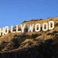 Hollywood reagierte am Montag mit Skepsis auf die Ankündigung von US-Präsident Donald Trump, 100-prozentige Zölle auf ausländische Filme zu erheben. Filmkenner bezeichneten dies als eine spontan erdachte Politik eines Präsidenten, der nicht verstehe, wie die Branche funktioniere. „Das ergibt keinen Sinn“, sagte der Unterhaltungsrechtsanwalt Jonathan Handel über Trumps Idee.