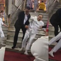 Es ist ein Video aufgetaucht, das den Moment zeigt, als General Prawit Wongsuwan, Vorsitzender der Palang Pracharath Partei, auf der Treppe im Wat Pho in Bangkok ausrutschte und stürzte . Dieser Vorfall ereignete sich, nachdem er am 19. Mai an einer königlichen Gebetszeremonie teilgenommen hatte. Die Szene löste unter den Zuschauern einen Tumult aus, während Sicherheitskräfte ihm zu Hilfe eilten.