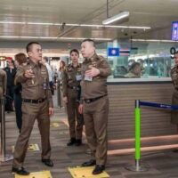 Pol. Generalleutnant Panumas Boonyalak, der Leiter der Einwanderungsbehörde, besuchte den Flughafen Phuket, um Pläne für die Einführung automatisierter Grenzkontrollkanäle (ABC) zu besprechen. Während seines Besuchs arbeitete er mit dem Direktor des Flughafens Phuket , Montchai Tahnod, und Tanapol Kongbunma, CEO von Chanwanich Co. Ltd., zusammen. Diese Initiative soll die Effizienz der Einwanderungsprozesse deutlich steigern und internationalen Reisenden einen reibungsloseren und schnelleren Ablauf ermöglichen.