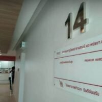 In einem Skandal, der die thailändische Ärzteschaft erschüttert, wurden drei Ärzte nach einer Untersuchung des umstrittenen Aufenthalts des ehemaligen Premierministers Thaksin Shinawatra im Police General Hospital disziplinarisch belangt.