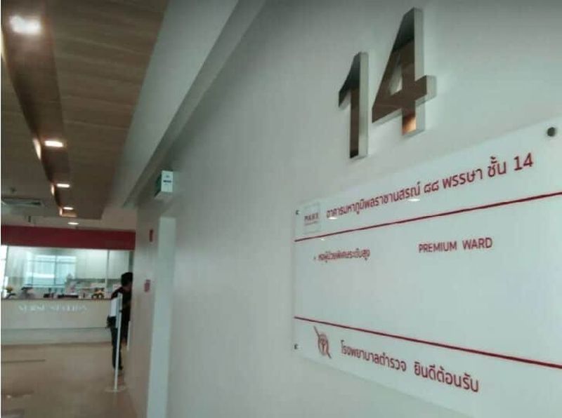 In einem Skandal, der die thailändische Ärzteschaft erschüttert, wurden drei Ärzte nach einer Untersuchung des umstrittenen Aufenthalts des ehemaligen Premierministers Thaksin Shinawatra im Police General Hospital disziplinarisch belangt.
