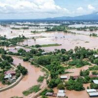 Das Ministerium für Katastrophenvorsorge und -minderung (DDPM) hat eine dringende Warnung an 52 Provinzen in ganz Thailand herausgegeben und ihnen geraten, sich vom 23. Mai bis zum 27. Mai auf mögliche Sturzfluten, Waldabtragungen, Erdrutsche und Überschwemmungen vorzubereiten. Diese Warnung folgt einer Vorhersage des thailändischen Wetterdienstes (TMD), die eine Zunahme der Stärke des Südwestmonsuns anzeigt, die die Andamanensee, Thailand und den Golf von Thailand betrifft, während gleichzeitig eine Monsunrinne die nördlichen und äußersten südlichen Regionen durchquert.