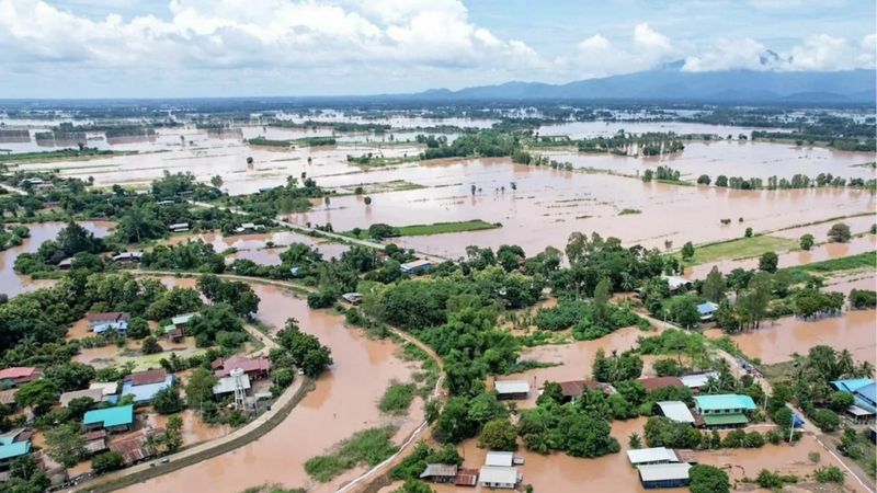 Das Ministerium für Katastrophenvorsorge und -minderung (DDPM) hat eine dringende Warnung an 52 Provinzen in ganz Thailand herausgegeben und ihnen geraten, sich vom 23. Mai bis zum 27. Mai auf mögliche Sturzfluten, Waldabtragungen, Erdrutsche und Überschwemmungen vorzubereiten. Diese Warnung folgt einer Vorhersage des thailändischen Wetterdienstes (TMD), die eine Zunahme der Stärke des Südwestmonsuns anzeigt, die die Andamanensee, Thailand und den Golf von Thailand betrifft, während gleichzeitig eine Monsunrinne die nördlichen und äußersten südlichen Regionen durchquert.