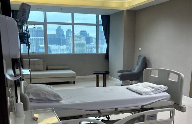In Thailand hat ein Mitarbeiter von Gesundheitsminister Somsak Thepsutin die thailändische Ärztekammer um die Vorlage wichtiger Dokumente zur Krankenhausbehandlung des ehemaligen Premierministers Thaksin Shinawatra gebeten. Die Dokumente sind unerlässlich, um das Verhalten dreier Ärzte zu beurteilen, die wegen angeblicher Falschdarstellungen von Thaksins Gesundheitszustand disziplinarisch belangt werden. Dadurch konnte dieser seine Haftstrafe in einer VIP-Suite des Krankenhauses absitzen.
