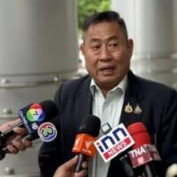 Gestern (21. Mai) wurde ein juristischer Schritt unternommen, um einer Anordnung des Verfassungsgerichts nachzukommen. Bis zu 138 Senatoren, die der Beteiligung an Wahlbetrugsvorwürfen verdächtigt werden und angeblich mit der Bhumjaithai in Verbindung stehen, sollen bis zum Ende dieses Monats nicht mehr an der Ernennung von Mitgliedern „unabhängiger“ Behörden teilnehmen.