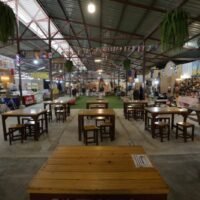 Da die thailändische Wirtschaft stagniert und die Touristenziele immer weniger werden, sind die Menschen bei ihren Einkäufen vorsichtiger. Die Konsumausgaben gehen deutlich zurück. Ruhige Touristenattraktionen mit weniger Gästen und Beschwerden lokaler Händler über eine stagnierende Kaufkraft haben zugenommen, da sich die thailändische Wirtschaft auf einen weiteren Einbruch im zweiten Quartal vorbereitet, das normalerweise eine Nebensaison für Ausgaben ist.