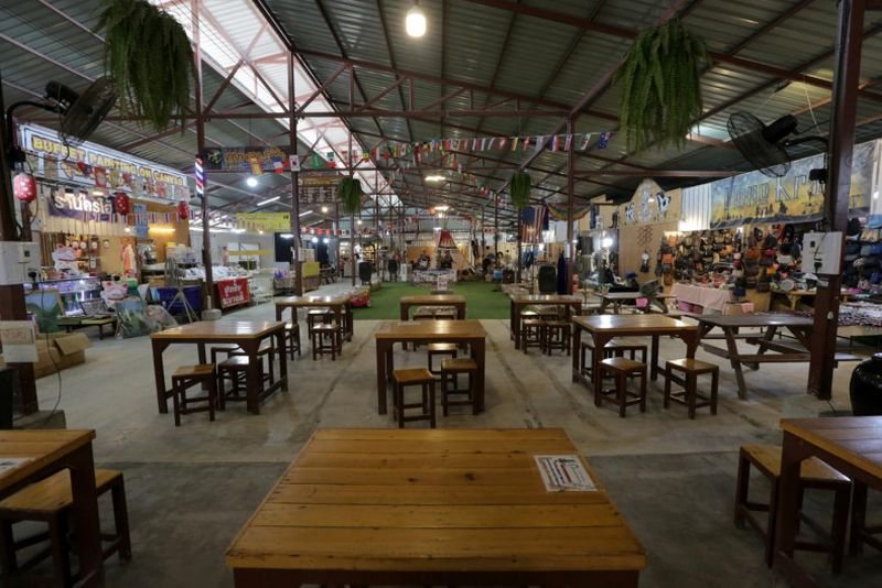 Da die thailändische Wirtschaft stagniert und die Touristenziele immer weniger werden, sind die Menschen bei ihren Einkäufen vorsichtiger. Die Konsumausgaben gehen deutlich zurück. Ruhige Touristenattraktionen mit weniger Gästen und Beschwerden lokaler Händler über eine stagnierende Kaufkraft haben zugenommen, da sich die thailändische Wirtschaft auf einen weiteren Einbruch im zweiten Quartal vorbereitet, das normalerweise eine Nebensaison für Ausgaben ist.