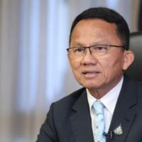 Gesundheitsminister Somsak Thepsutin hat das Disziplinarverfahren der thailändischen Ärztekammer gegen drei Ärzte, die an der Entscheidung über die Krankenhauseinweisung des ehemaligen Premierministers Thaksin Shinawatra beteiligt waren, abgelehnt. Angesichts des politischen und öffentlichen Interesses an dem Fall kam dieser Schritt nicht überraschend.