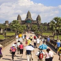 In einer faszinierenden Wendung in der Tourismuslandschaft Südostasiens entwickelt sich Kambodscha zu einem bedeutenden Konkurrenten für chinesische Urlauber und lässt Thailand hinter sich. Ausschlaggebend für diesen Erfolg ist Kambodschas strategische Ausrufung des Jahres 2025 zum „China-Kambodscha Tourismusjahr“, die bereits bemerkenswerte Ergebnisse liefert. Erst letzte Woche begrüßte Phnom Penh die Ankunft von 1.000 chinesischen Touristen aus Wuxi – ein wichtiger Meilenstein in der Neugestaltung der regionalen Tourismusdynamik.