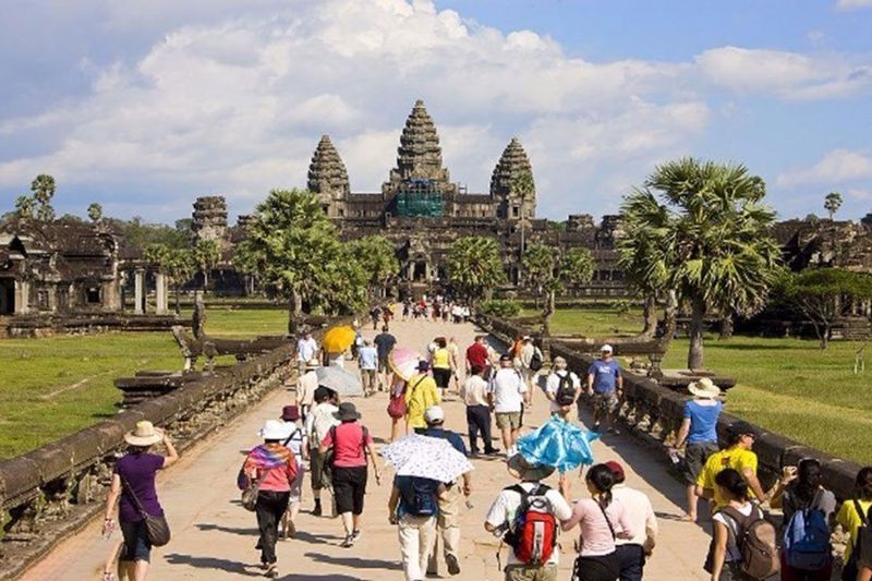 In einer faszinierenden Wendung in der Tourismuslandschaft Südostasiens entwickelt sich Kambodscha zu einem bedeutenden Konkurrenten für chinesische Urlauber und lässt Thailand hinter sich. Ausschlaggebend für diesen Erfolg ist Kambodschas strategische Ausrufung des Jahres 2025 zum „China-Kambodscha Tourismusjahr“, die bereits bemerkenswerte Ergebnisse liefert. Erst letzte Woche begrüßte Phnom Penh die Ankunft von 1.000 chinesischen Touristen aus Wuxi – ein wichtiger Meilenstein in der Neugestaltung der regionalen Tourismusdynamik.